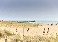 Menschen spielen Beachvolleyball in pays de saint jean de monts