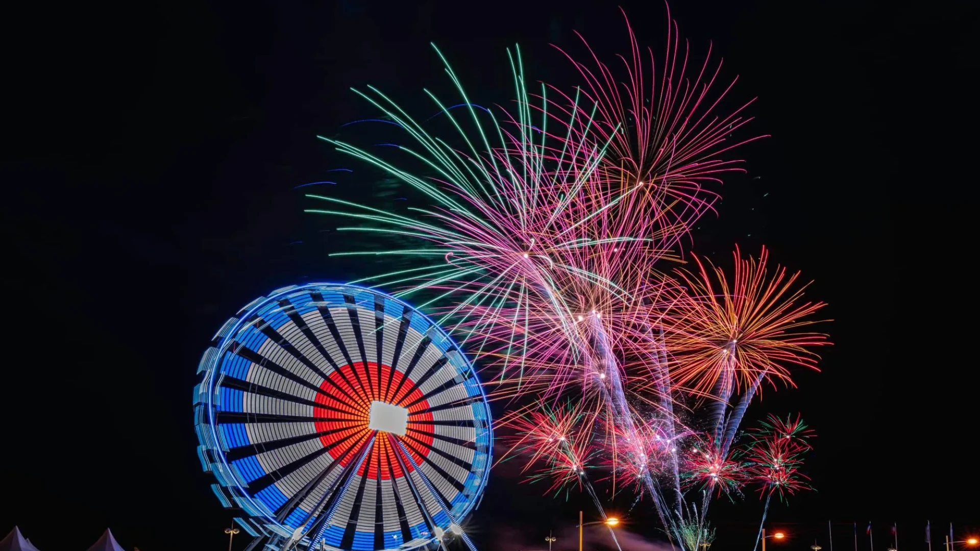 Foto vom Feuerwerk in Saint Jean de Monts mit dem beleuchteten Riesenrad