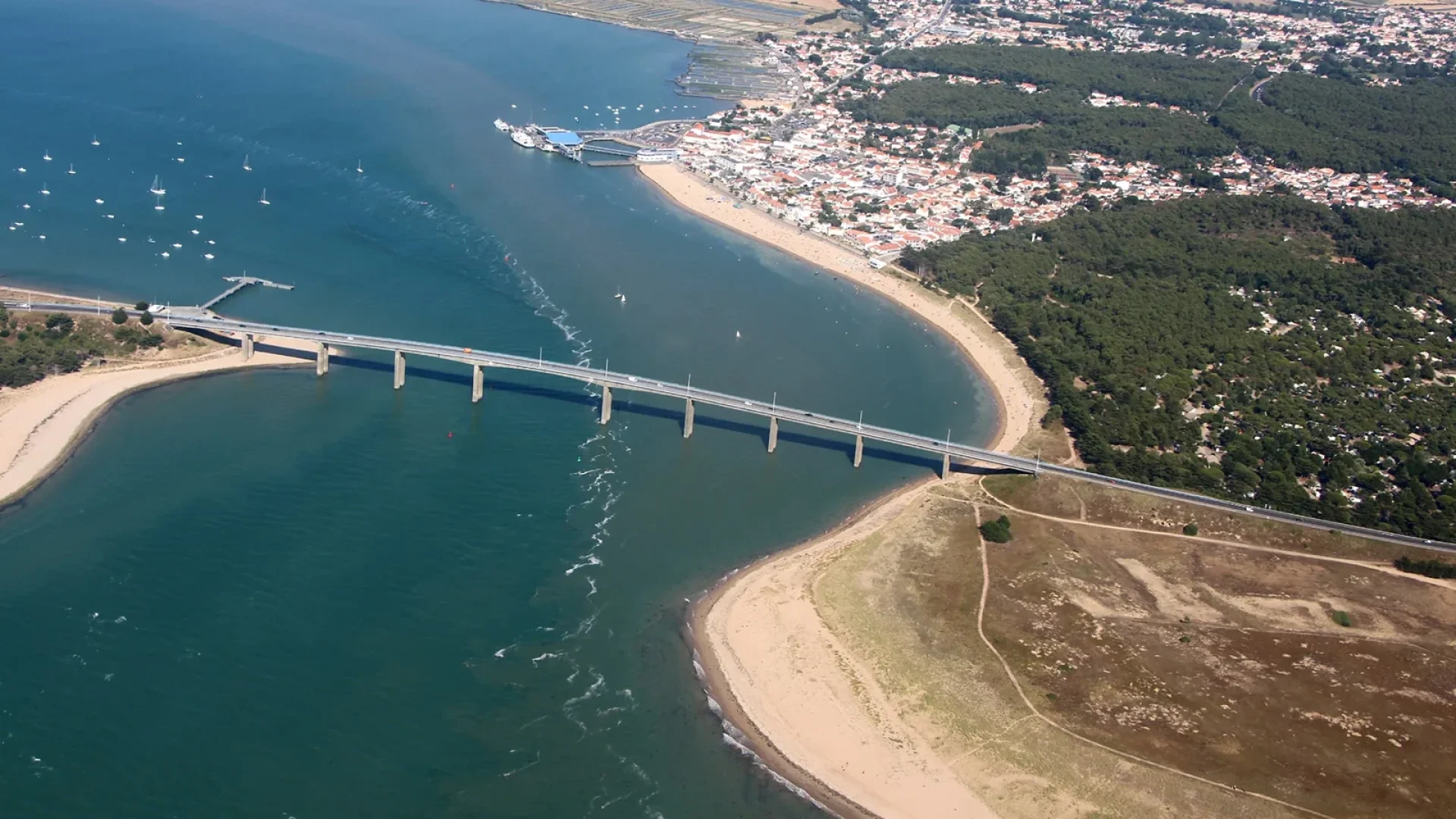 Photo du point qui relie Noirmoutier à La Barre de Monts Fromentine, vue de haut.