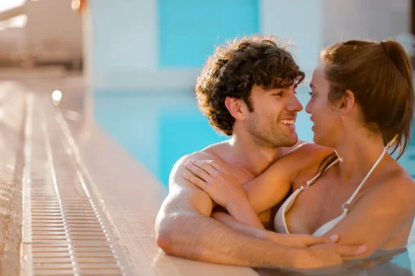 Paar in einem Schwimmbad eines Gästezimmers
