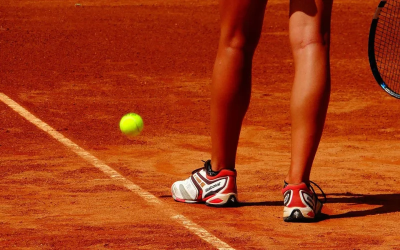 Abprall eines Tennisballs auf dem Sandplatz