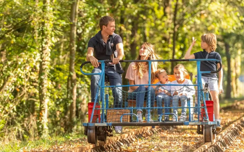 Eine Familie, die auf Schienen radelt