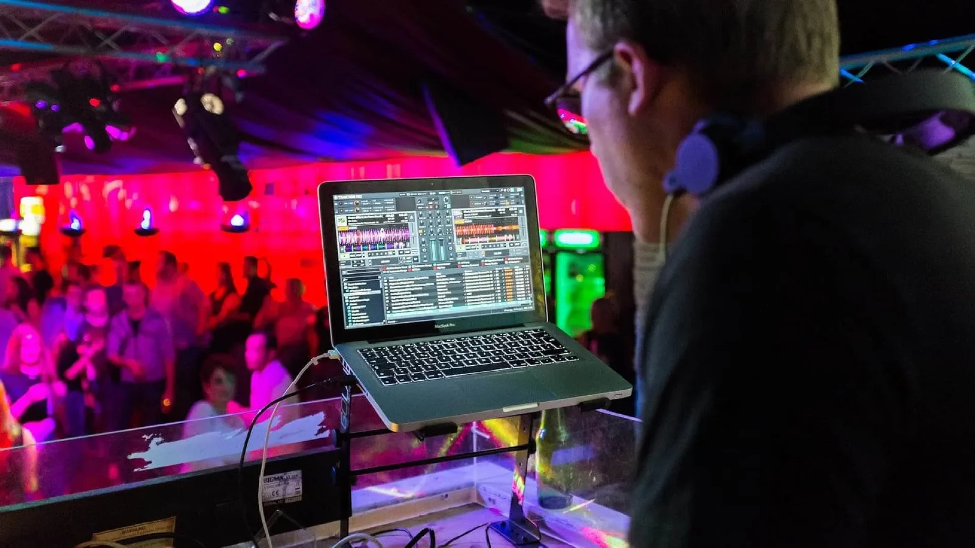 Ein DJ in einer Diskothek