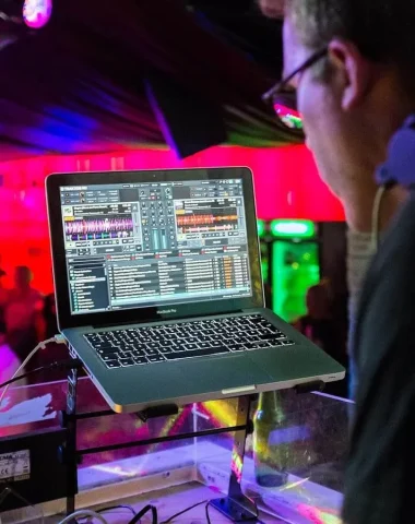 Ein DJ in einer Diskothek